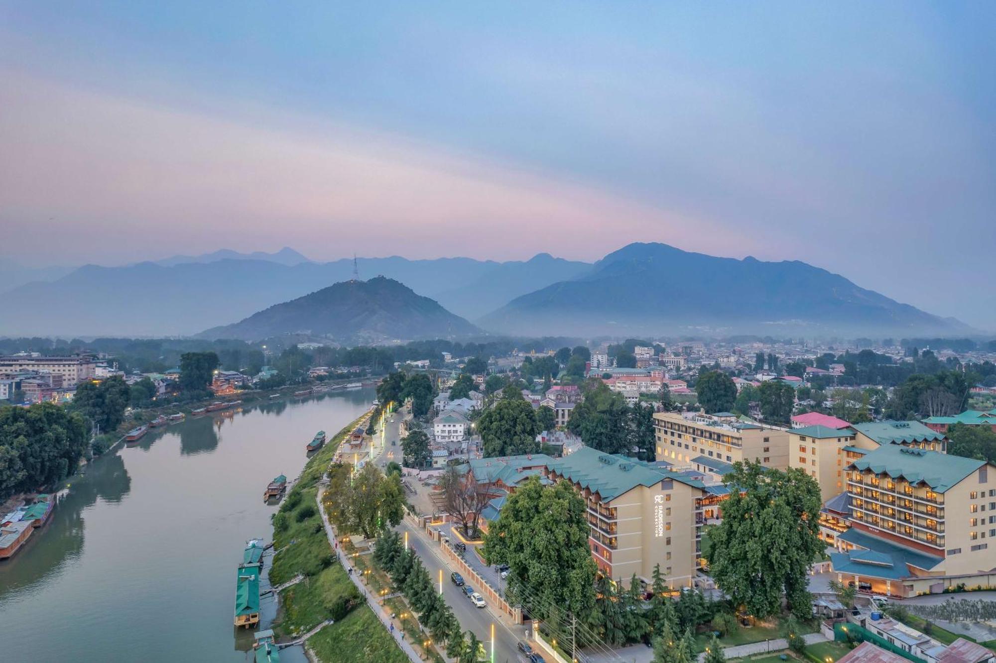 Radisson Collection Hotel & Spa, Riverfront Srinagar Srīnagar Exterior foto