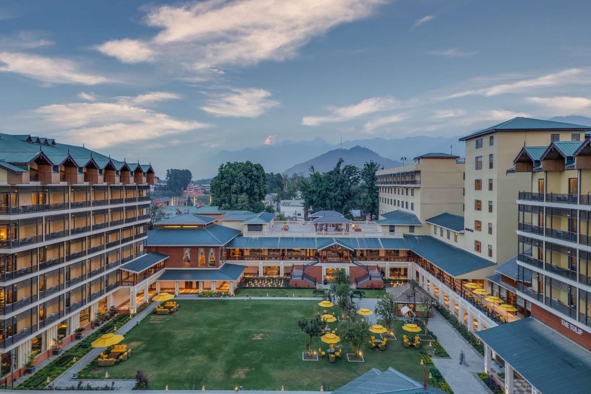 Radisson Collection Hotel & Spa, Riverfront Srinagar Srīnagar Exterior foto