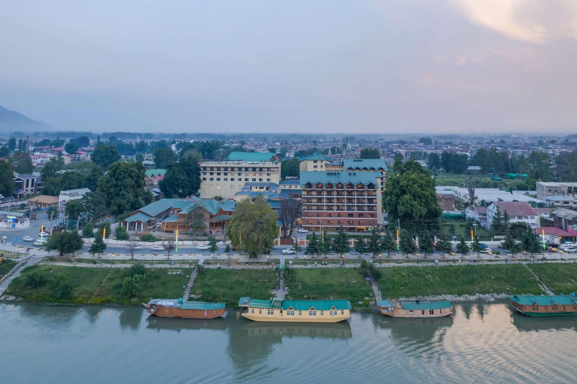 Radisson Collection Hotel & Spa, Riverfront Srinagar Srīnagar Exterior foto