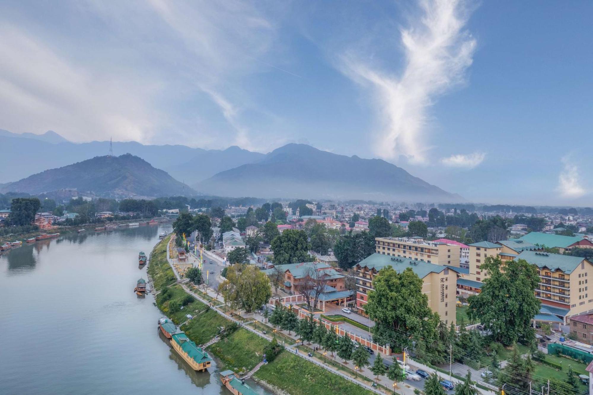 Radisson Collection Hotel & Spa, Riverfront Srinagar Srīnagar Exterior foto