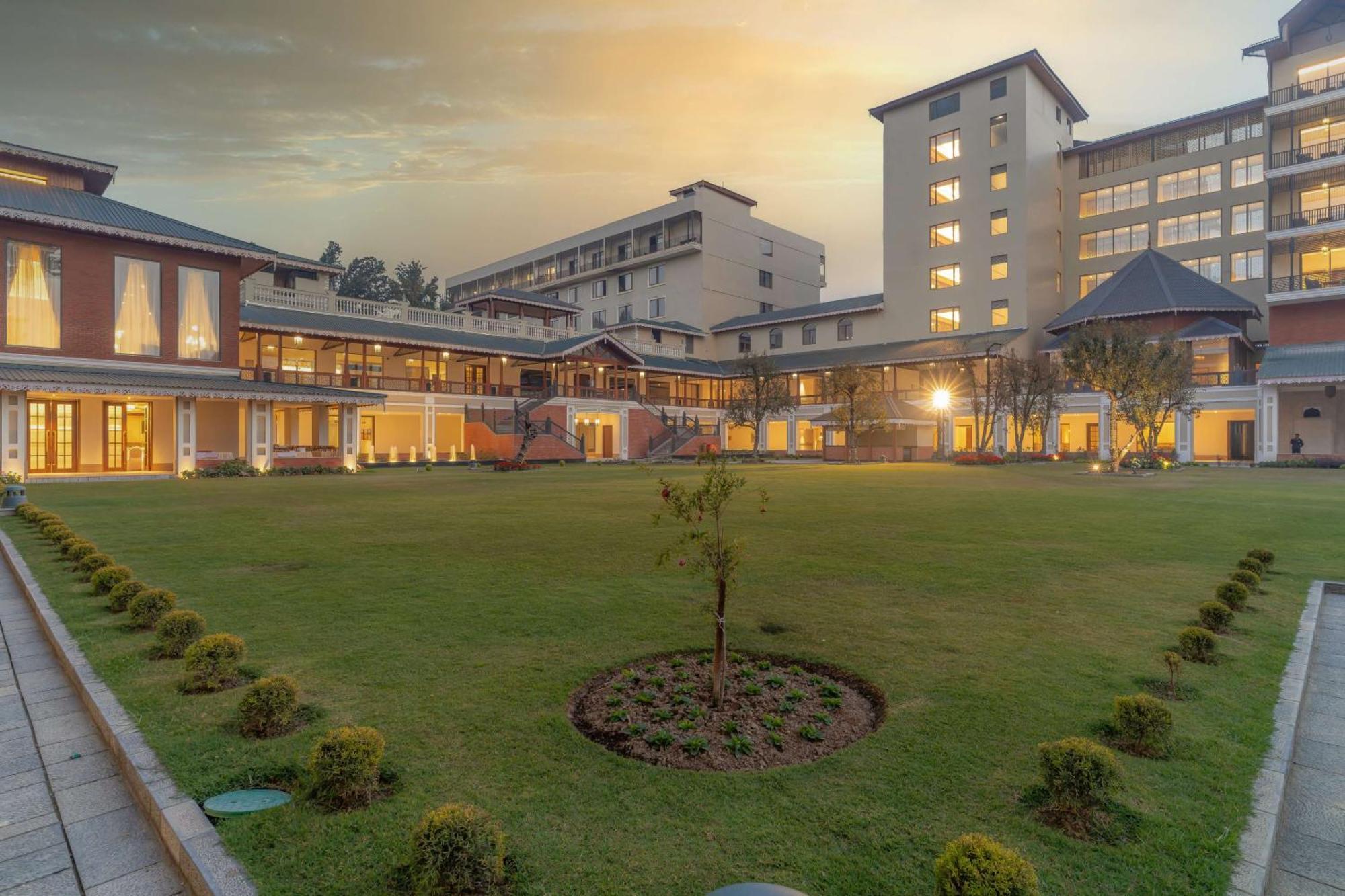 Radisson Collection Hotel & Spa, Riverfront Srinagar Srīnagar Exterior foto