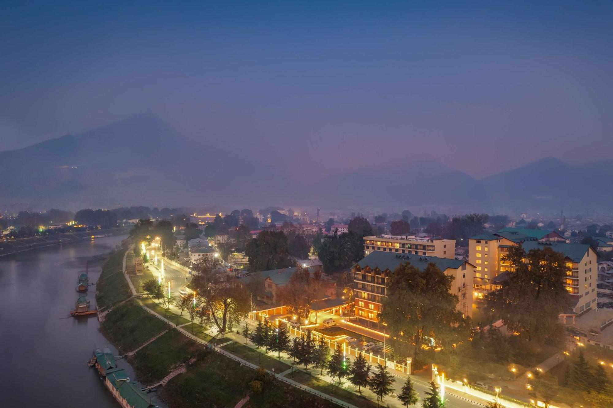 Radisson Collection Hotel & Spa, Riverfront Srinagar Srīnagar Exterior foto