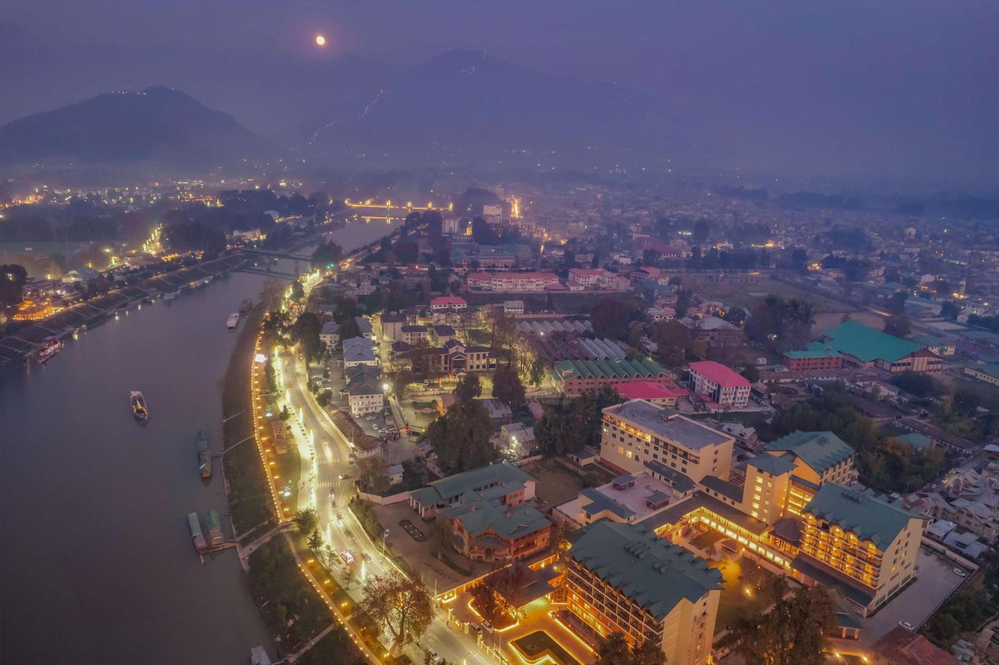 Radisson Collection Hotel & Spa, Riverfront Srinagar Srīnagar Exterior foto